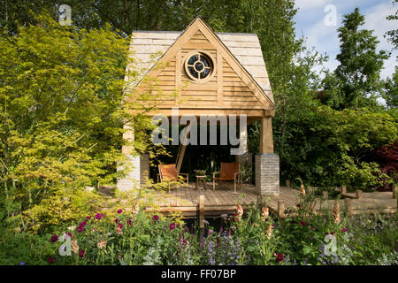 Le M & G Jardin La Retraite - chêne, summerhouse, Rosa 'Toscane' superbe, Acer palmatum, Verbascum -designer Jo T Banque D'Images