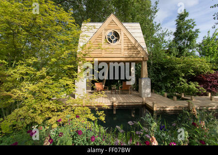 The M & G Garden The Retreat - maison d'été en chêne avec jetée en bois au-dessus de la piscine naturelle - étang de baignade sauvage - Chelsea Flower Show - Angleterre Royaume-Uni Banque D'Images