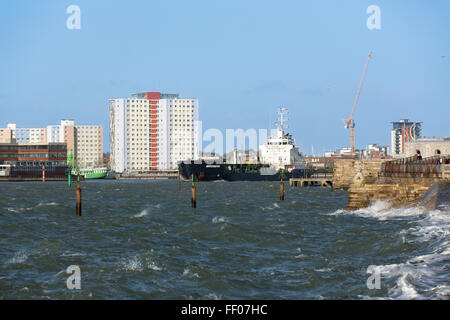 Whichampion lubrificateur de quitter le port de Portsmouth sur une journée agitée. Navire est entre Gosport et la tour ronde avec des vagues se brisant. Banque D'Images