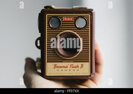Le Kodak Brownie Flash B, un appareil photo vintage connu pour son design compact et sa capacité à capturer des souvenirs sur film. Cet appareil est devenu populaire au milieu du XXe siècle pour sa simplicité et sa facilité d'utilisation, ce qui en fait un incontournable pour les photographes amateurs à son époque. Banque D'Images
