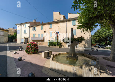 Fontaine dans village de Cruis, Alpes de Haute-Provence , Provence, France Banque D'Images