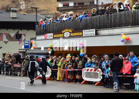 Nova Levante - Beckum, Allemagne. 9e février 2016. Le carnaval traditionnel de Nova Levante a lieu sur la place de la ville Banque D'Images