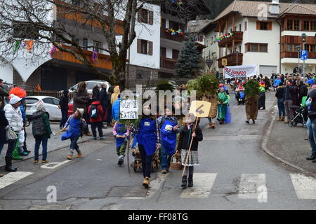 Nova Levante - Beckum, Allemagne. 9e février 2016. Le carnaval traditionnel de Nova Levante a lieu sur la place de la ville Banque D'Images