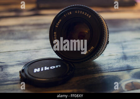 Objectif 50 mm Nikon et Nikon Bouchon objectif 50 mm et Cap Banque D'Images