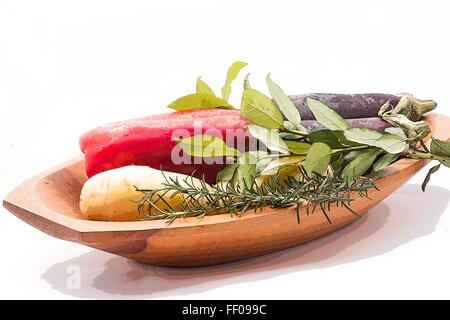 Bol en bois avec un mélange de légumes et herbes fraîches Banque D'Images