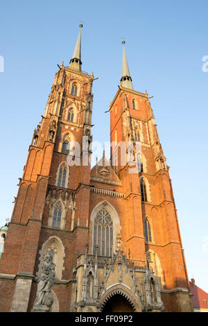 Les tours jumelles de la cathédrale de Saint Jean Baptiste à Wrocław, Pologne, l'une des capitales européennes de la Culture pour 2016. Banque D'Images