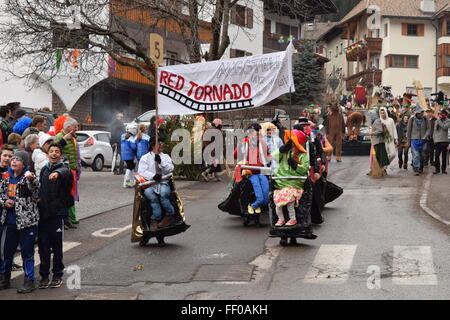 Nova Levante - Beckum, Allemagne. 9e février 2016. Le carnaval traditionnel de Nova Levante a lieu sur la place de la ville Banque D'Images