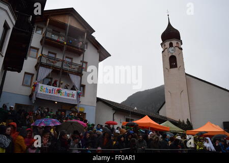 Nova Levante - Beckum, Allemagne. 9e février 2016. Le carnaval traditionnel de Nova Levante a lieu sur la place de la ville Banque D'Images