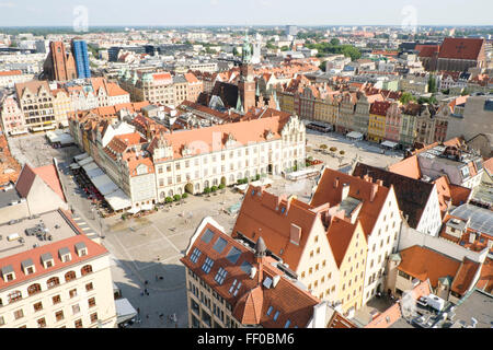 Vue sur la place du marché de Wrocław, Pologne, vu de la tour de l'église Sainte Elisabeth. Banque D'Images