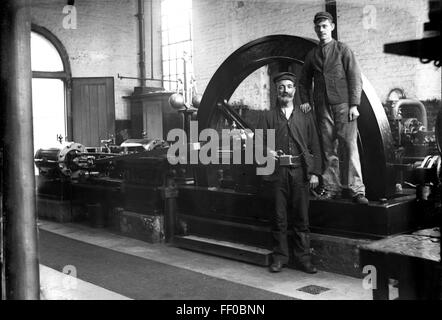 Pompe à moteur à vapeur victorienne et l'ingénieur mécanicien workman 1898 Banque D'Images