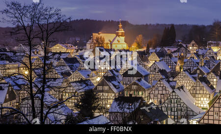 Panorama d'un beau village d'hiver silencieux en début de soirée. Banque D'Images