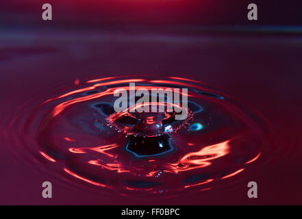 Une goutte d'eau en collision avec une colonne d'eau d'une chute antérieure Banque D'Images