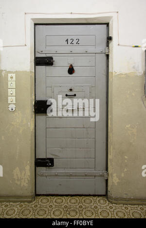 Porte de la cellule fermée dans une prison de Hohenschönhausen, stasi en temps de DDR, maintenant un musée et mémorial. Banque D'Images