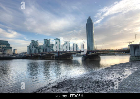 Vaxuhall Bridge St George Wharf Tower, également connu sous le nom de la tour de Vauxhall Banque D'Images