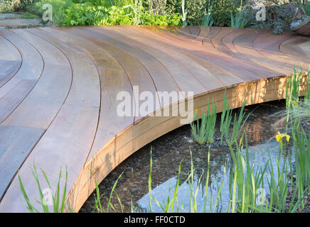 Petit jardin avec détail de terrasse en bois incurvé sur une petite piscine d'étang fonction d'eau dans un jardin urbain Londres Royaume-Uni Angleterre GB Banque D'Images