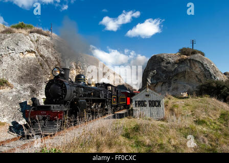 Train à vapeur passant Frog Rock, Canterbury, île du sud, Nouvelle-Zélande Banque D'Images