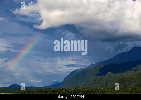 De Gunung Mulu/MALAISIE - CIRCA NOVEMBRE 2015 : vue d'un arc-en-ciel sur le parc national du Gunung Mulu à Bornéo Banque D'Images