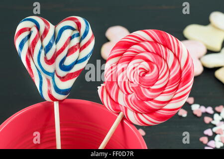 Sucette en forme de coeur et d'une sucette ronde dans une vase Banque D'Images