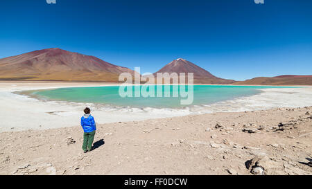 Les touristes à la recherche au paysage magnifique de "Laguna Verde" (eng. Green Lagoon), la glace d'un lac de sel sur le chemin à l'Uyuni Salt Banque D'Images