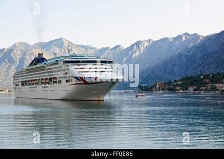 Vues de la baie de Kotor, les montagnes,,Port,la place de la vieille ville, les toits, les Églises,Danemark,Croisière,Kotor,Suede,région orientale de l'Adriatique Banque D'Images