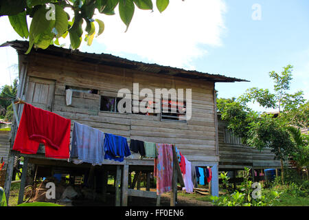 De Gunung Mulu/MALAISIE - CIRCA NOVEMBRE 2015 : Maison avec des vêtements colorés dans un village avec la population nomade près de Gunung Mulu N Banque D'Images