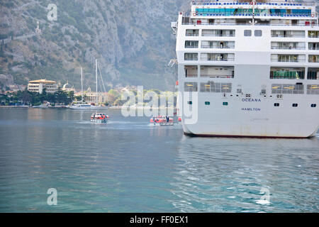 Vues de la baie de Kotor, les montagnes,,Port,la place de la vieille ville, les toits, les Églises,Danemark,Croisière,Kotor,Suede,région orientale de l'Adriatique Banque D'Images