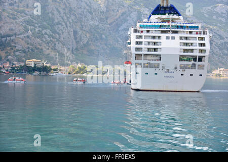 Vues de la baie de Kotor, les montagnes,,Port,la place de la vieille ville, les toits, les Églises,Danemark,Croisière,Kotor,Suede,région orientale de l'Adriatique Banque D'Images