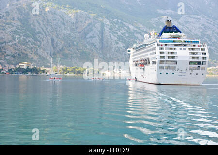 Vues de la baie de Kotor, les montagnes,,Port,la place de la vieille ville, les toits, les Églises,Danemark,Croisière,Kotor,Suede,région orientale de l'Adriatique Banque D'Images