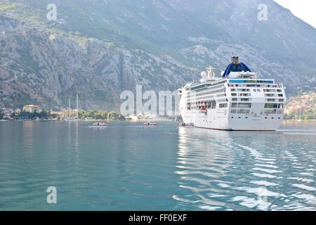 Vues de la baie de Kotor, les montagnes,,Port,la place de la vieille ville, les toits, les Églises,Danemark,Croisière,Kotor,Suede,région orientale de l'Adriatique Banque D'Images