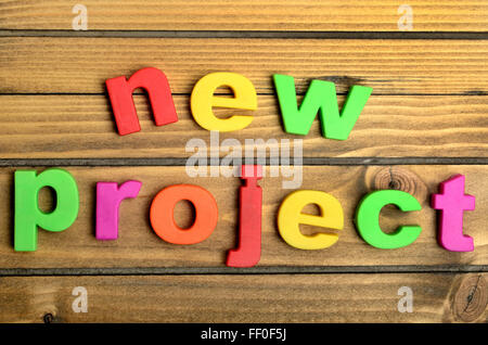 Nouveau projet coloré mot sur table en bois Banque D'Images