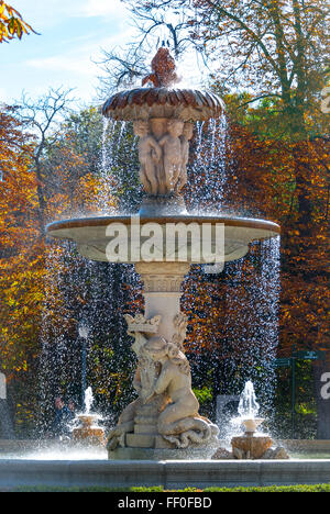 Belle fontaine dans la ville de parc du Retiro de Madrid. Banque D'Images