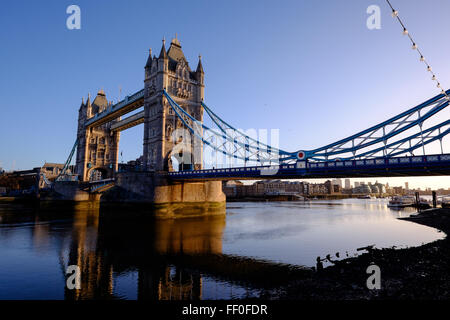 La Tour de Londres Bridge dans tous c'est gloire au cours d'un beau lever de soleil. Banque D'Images