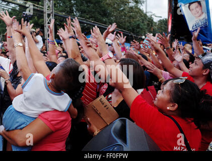 Manille, Philippines. 09Th Feb 2016. Les partisans de la ville de Davao maire et candidat aux élections présidentielles Rodrigo Duterte réagir au début de leur campagne présidentielle à Manille, aux Philippines. Les candidats à la présidence et à la vice-entamaient leur campagnes de 90 jours dans différentes régions du pays comme le début officiel de la période de campagne pour les positions nationales ont commencé. Les Philippines national 2016 les élections auront lieu le 09 mai. © Richard James M. Mendoza/Pacific Press/Alamy Live News Banque D'Images