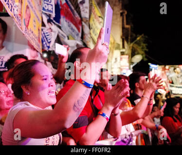 Manille, Philippines. 09Th Feb 2016. Les partisans de la ville de Davao maire et candidat aux élections présidentielles Rodrigo Duterte regarder le début de leur campagne présidentielle à Manille, aux Philippines. Les candidats à la présidence et à la vice-entamaient leur campagnes de 90 jours dans différentes régions du pays comme le début officiel de la période de campagne pour les positions nationales ont commencé. Les Philippines national 2016 les élections auront lieu le 09 mai. © Richard James M. Mendoza/Pacific Press/Alamy Live News Banque D'Images