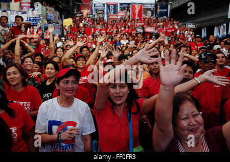 Manille, Philippines. 09Th Feb 2016. Les partisans de la ville de Davao maire et candidat aux élections présidentielles Rodrigo Duterte réagir au début de leur campagne présidentielle à Manille, aux Philippines. Les candidats à la présidence et à la vice-entamaient leur campagnes de 90 jours dans différentes régions du pays comme le début officiel de la période de campagne pour les positions nationales ont commencé. Les Philippines national 2016 les élections auront lieu le 09 mai. © Richard James M. Mendoza/Pacific Press/Alamy Live News Banque D'Images