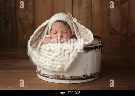 Naissance bebe Fille portant un chapeau de Lapin Banque D'Images