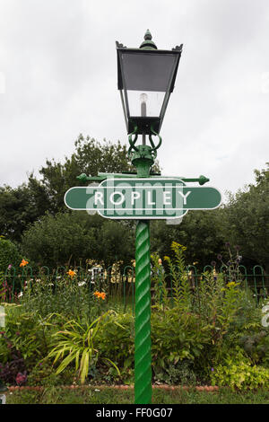 Station Ropley lampadaire et signe sur le milieu du patrimoine ferroviaire Hants, Hampshire. Banque D'Images