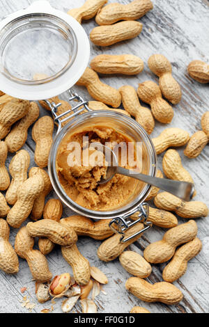 Beurre de cacahuètes maison dans un bocal en verre Banque D'Images