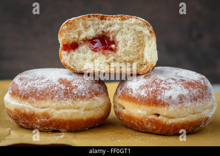 Donut allemand rempli de confiture (Berliner /krapfen) Banque D'Images