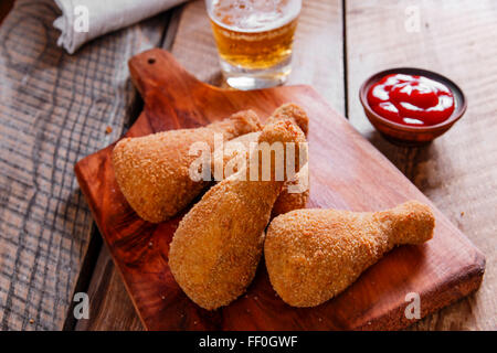 Cuisse de poulet frit dans la chapelure Banque D'Images