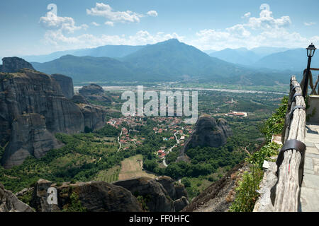 Vue sur le village de Kastraki de la montagnes Meteora, Grèce Banque D'Images