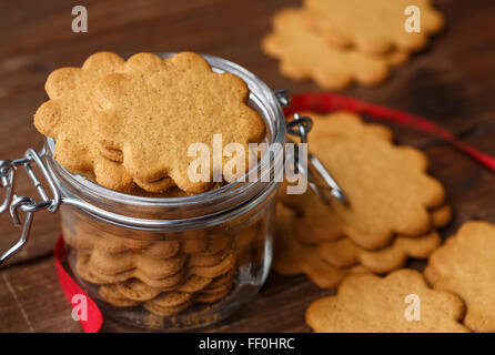 Pepparkakor suédois (Cookies) de gingembre dans un bocal en verre Banque D'Images