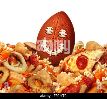 Jeu de Football a l'heure du goûter et le talonnage concept alimentaire comme une balle avec un visage souriant assis dans un groupe de game day des collations comme des ailes de poulet frites pour une célébration à la télévision à regarder des match de championnat. Banque D'Images