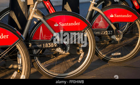 Santander Location de voitures Scheme à Londres, 'Boris' vélos sont disponibles à la location à divers endroits de Londres. Banque D'Images