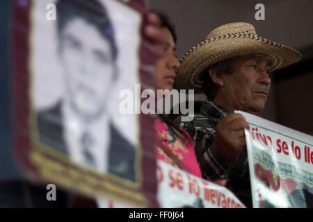 (160209) -- MEXICO, le 9 février 2016 (Xinhua) -- Reletives des 43 élèves manquants de l'École Normale Raul Isidro Burgos à Ayotzinapa tenir des banderoles et des photographies au cours d'une conférence de presse de l'équipe argentine d'anthropologie légale (EAAF, pour son sigle en espagnol) d'annoncer les progrès dans l'enquête, dans la ville de Mexico, capitale du Mexique, le 9 février 2016. EAAF conclu après une enquête de plus d'un an qu'il n'y a pas de preuves scientifiques et biologiques à conclure que 43 étudiants d'Ayotzinapa ont disparu le 26 septembre 2014, ont été incinérés dans la décharge Banque D'Images