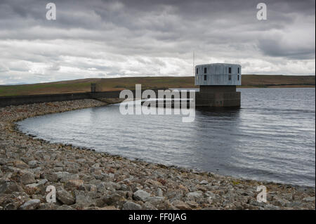 Grimwith géré par le réservoir d'eau Yorkshire, Yorkshire, England, UK - le tour de barrage, l'eau, clapotis et littoral sur un jour nuageux, gris. Banque D'Images