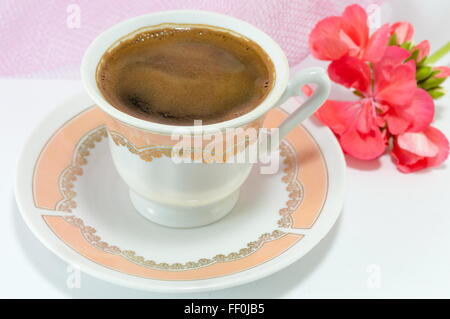 Vintage tasse de café sur une table décorée de fleurs Banque D'Images