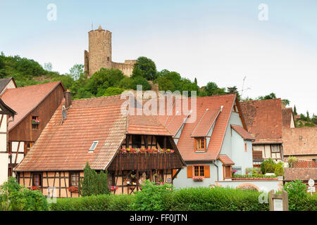 Château / château au-dessus de la ville médiévale de Kaysersberg le long de la route du vin Alsace Haut Rhin, France Banque D'Images