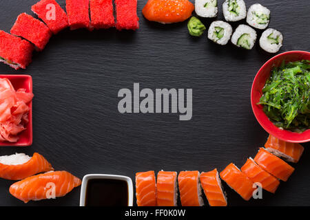 Ensemble de sushi et de rouleaux sur une table d'ardoise. Banque D'Images