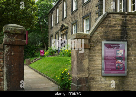 Vue par la porte des visiteurs entrant dans le musée historique Bronte Parsonage, Haworth, West Yorkshire, Angleterre. Maison de célèbres sœurs littéraires et famille Banque D'Images